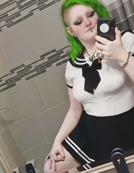 Ash; Queer alt goth waifu artist 🍒 FREE profile photo