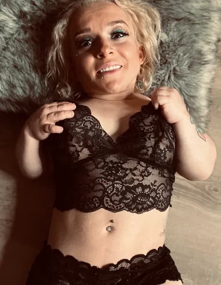 Midget stripper XXX sassee cassee profile