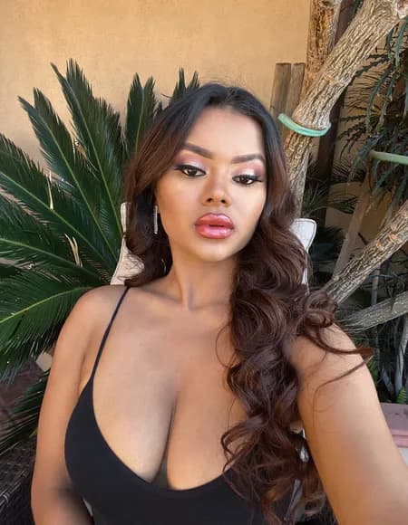 Numi Zarah OnlyFans profile