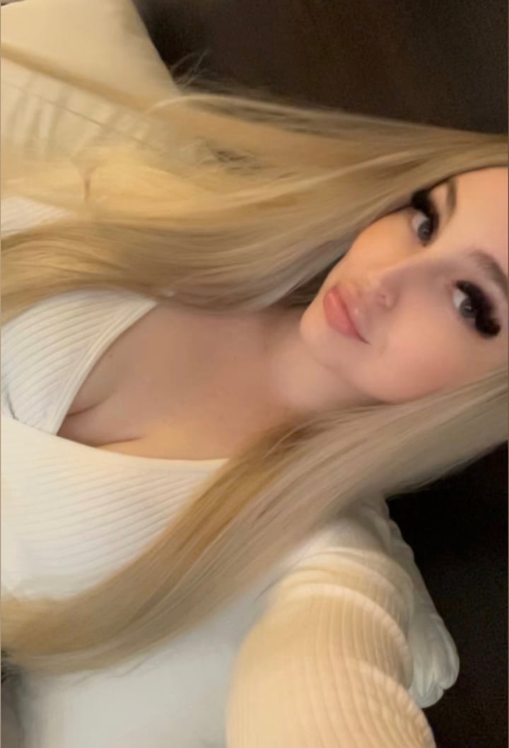 Bella  👅