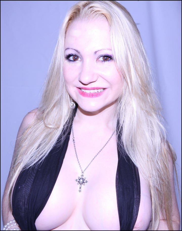 Blondedoll24
