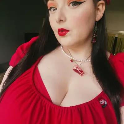 Ivy (Curvy&Nerdy)