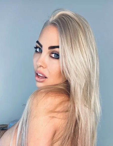 EVIE LEANA 😽 ONLINE NOW