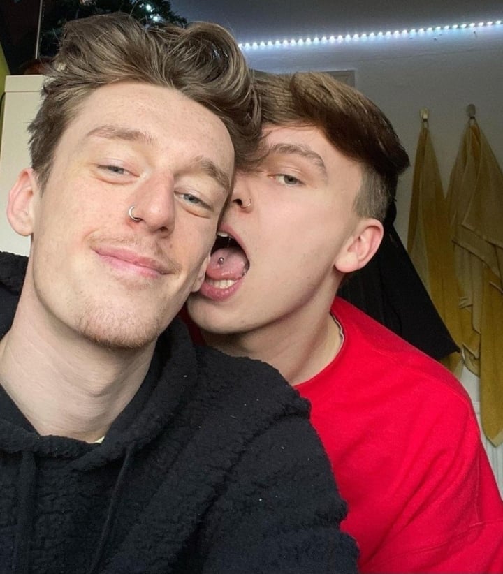 Gaycouple2326
