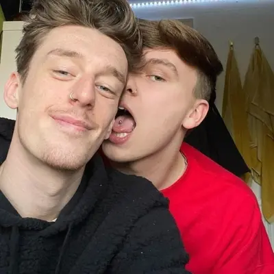 Gaycouple2326