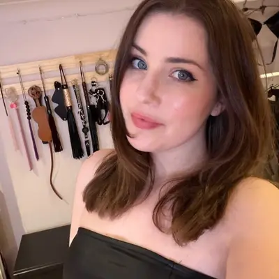 Larah Sky - Femdom