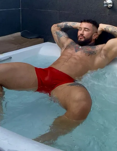 Lawrence London! 💦 241k PAGE LIKES 🏆 #1