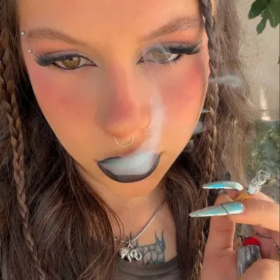Smoking fetish queen🚬
