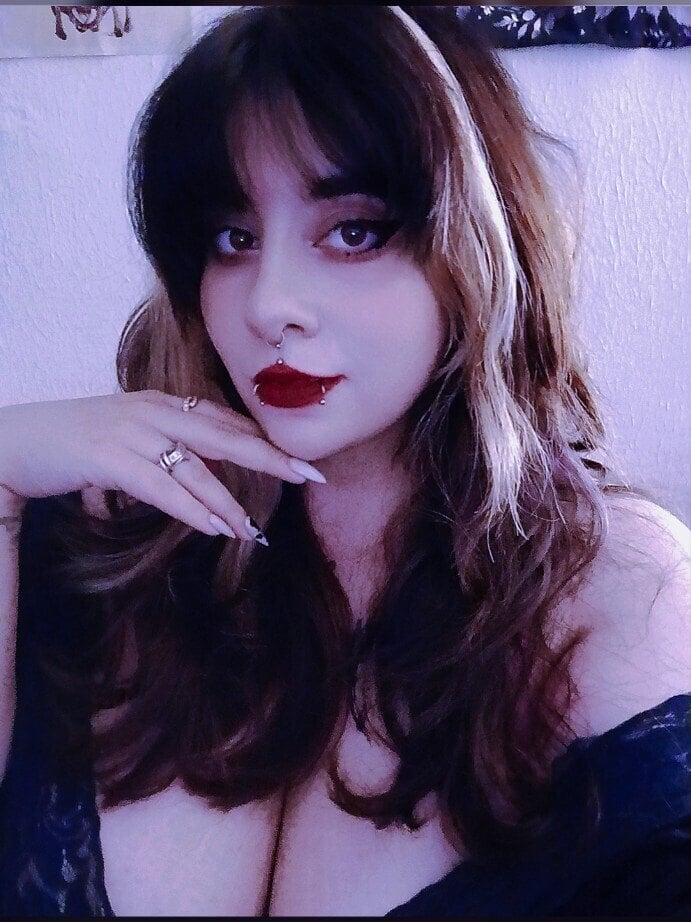 Raven Roth 🖤