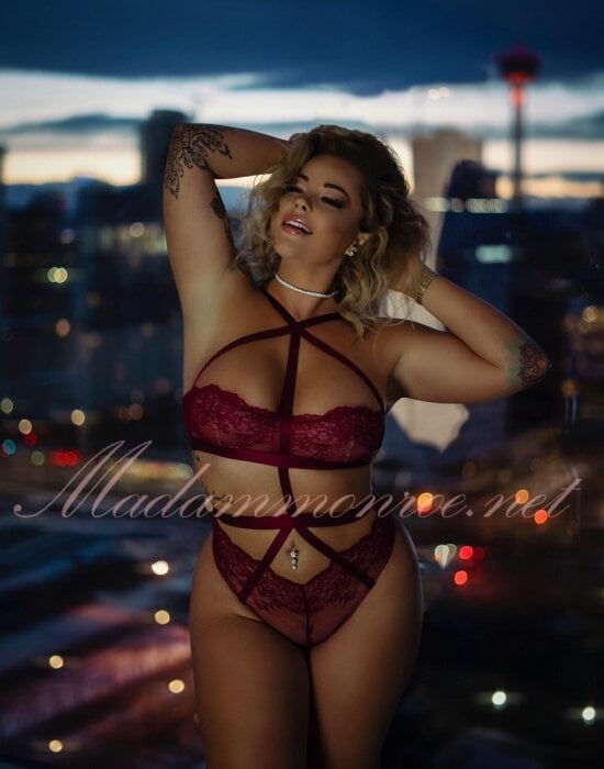 Thecurvyqueen01