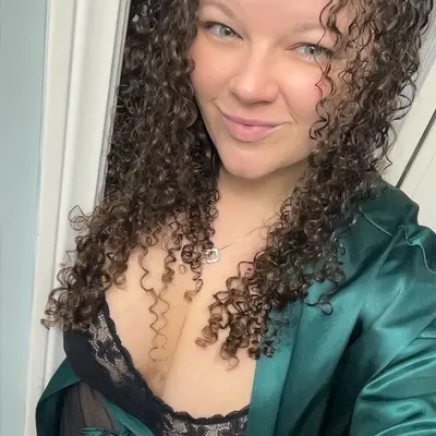 Bedroom Eyed Beauty 😍💚